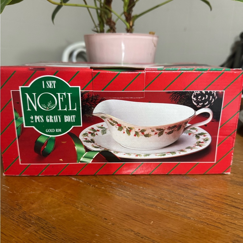 Gold Rim Gravy Boat Set - Festive Red and Green